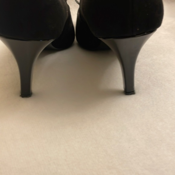 J. Renee black suade/patent pumps with grosgrain bow. Size 9.5wide
Heel is >2.5 - Picture 5 of 8